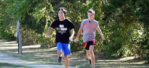 Junge, 12, führt blinden Freund, 18, bei Geländelauf zur Ziellinie